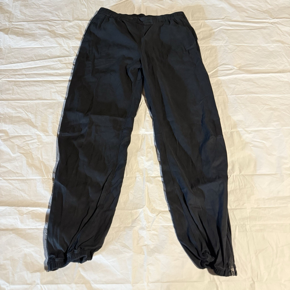 Lululemon Women's Jogger Pants Size 4 With Pockets And Zippered Leg Opening